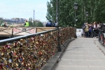 В Париже  очистят самый известный мост от «замков любви»