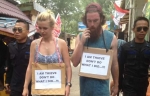 Туристов из Австралии в Индонезии провели "маршем позора" за кражу