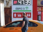 Не дешевеющий бензин в России объяснили жадностью государства
