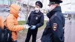 Полицейские на улицах выдают жителям Прикамья защитные маски
