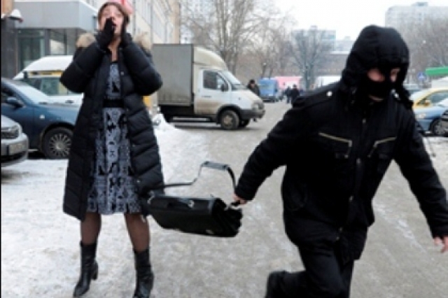 В Березниках грабитель на улице вырвал из рук женщины телефон