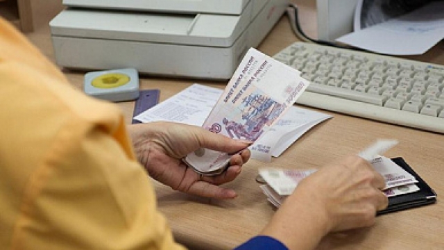 Два горошка на одной ложке: житель Усолья работал и получал пособие по безработице