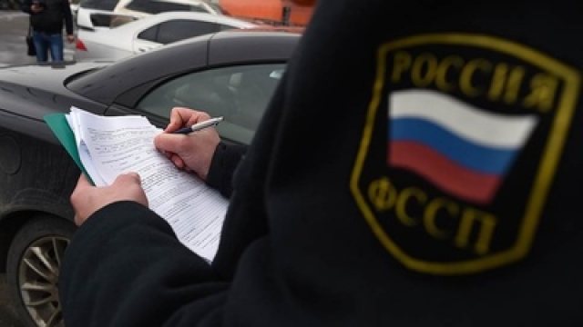 Житель Прикамья попросил приставов забрать в качестве долга не только иномарку, но и жену в придачу