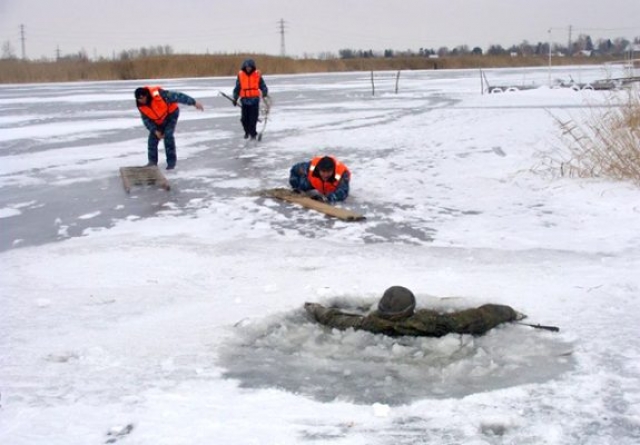 В Березниках и Усольском районе рыбаки рискуют жизнями и выходят на лед
