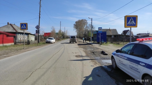 В Зырянке дорогу не подели внедорожник и электросамокат