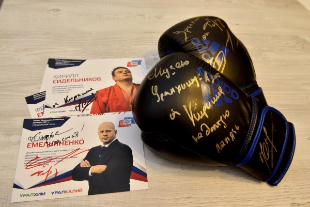 Звезды мирового спорта подарили музею «Азота» перчатки со своим автографом 