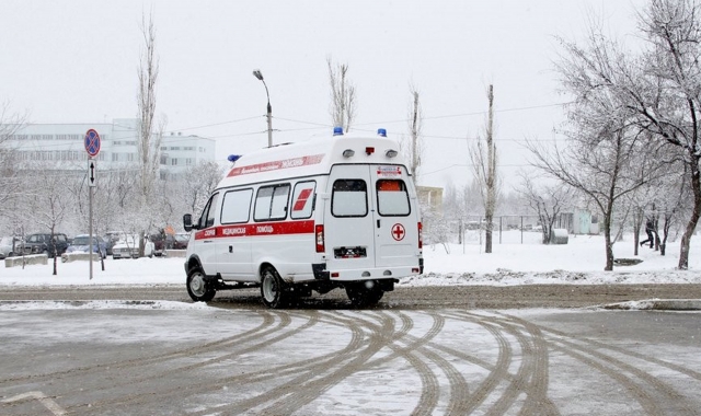 В Березниках подростки врезались в дерево на снегоходе