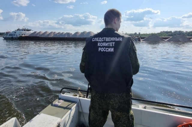 На реке Волга тонет баржа с солью из Соликамска
