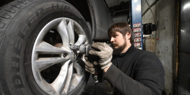 Водителям Прикамья напомнили, когда рекомендуется менять летнюю резину на зимнюю