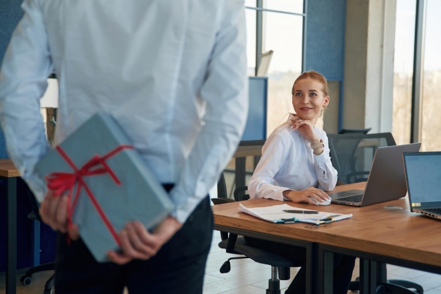 Две трети жителей Перми готовы делать подарки своим коллегам